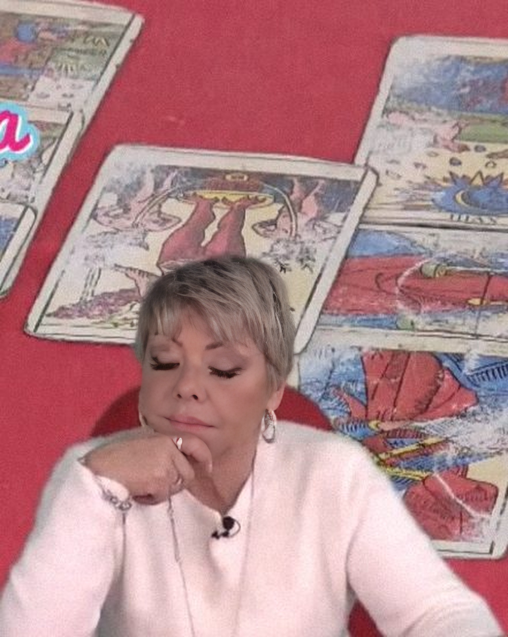 Elena Pagano legge i Tarocchi in studio televisivo