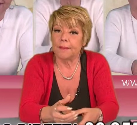 Elena Pagano durante una trasmissione televisiva con i Tarocchi